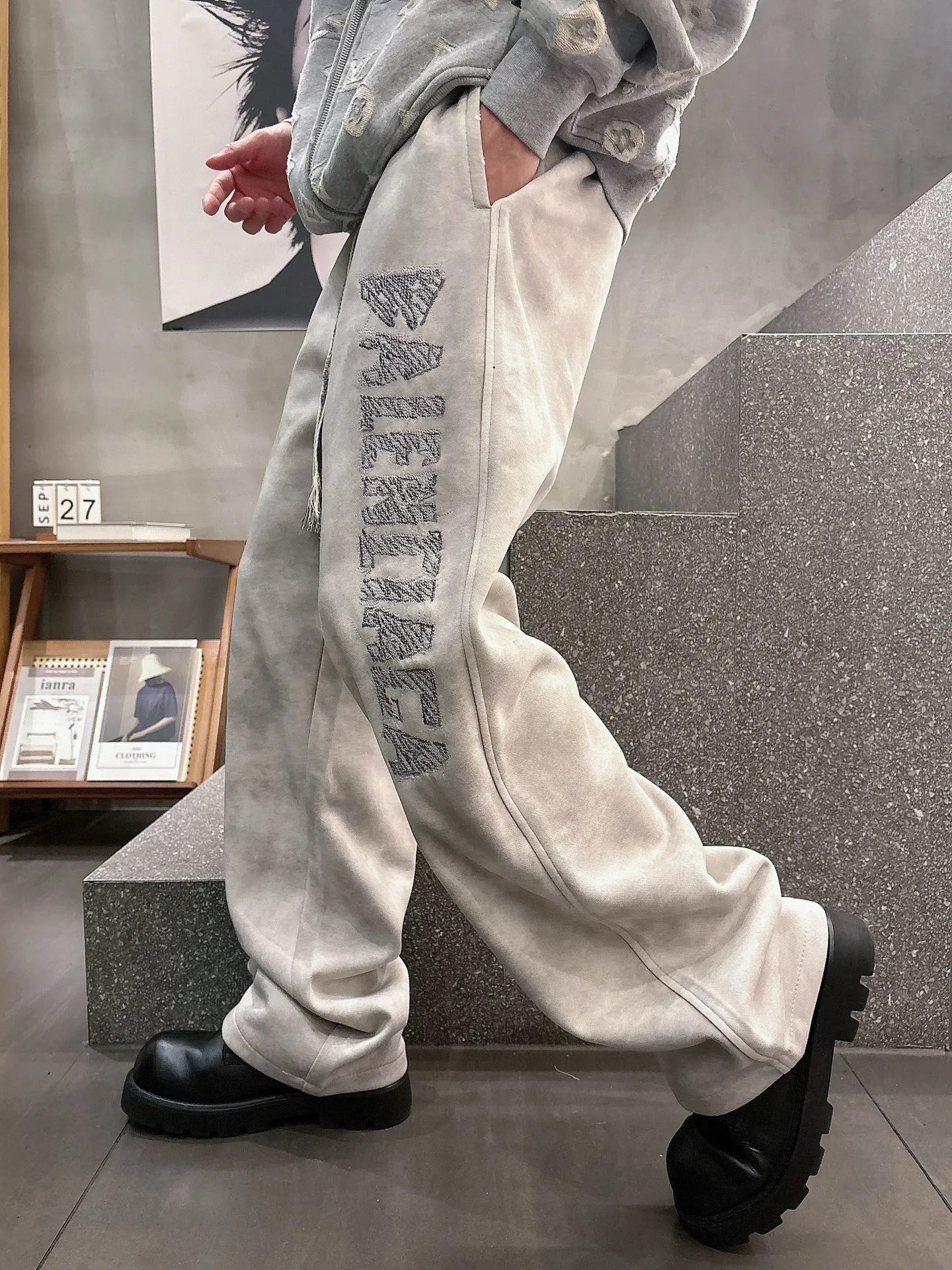 Balenciaga 🆕2026 Autumn and Winter New Arrival Casual Pants! The official website will be released simultaneously. Brand Classic LOGO casual pants, customized fabrics, excellent comfort and strong touch. Highly recognisable, perfect appearance and craftsmanship. Size:M-3XL